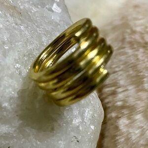Elegant Gold-Tone Ring size 6.5